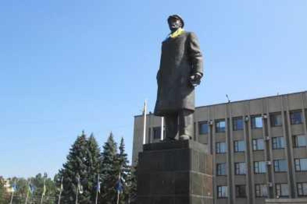 Памятник Ленину предлагают выставить на аукцион жители Славянска Памятник Ленину предлагают выставить на аукцион жители Славянска