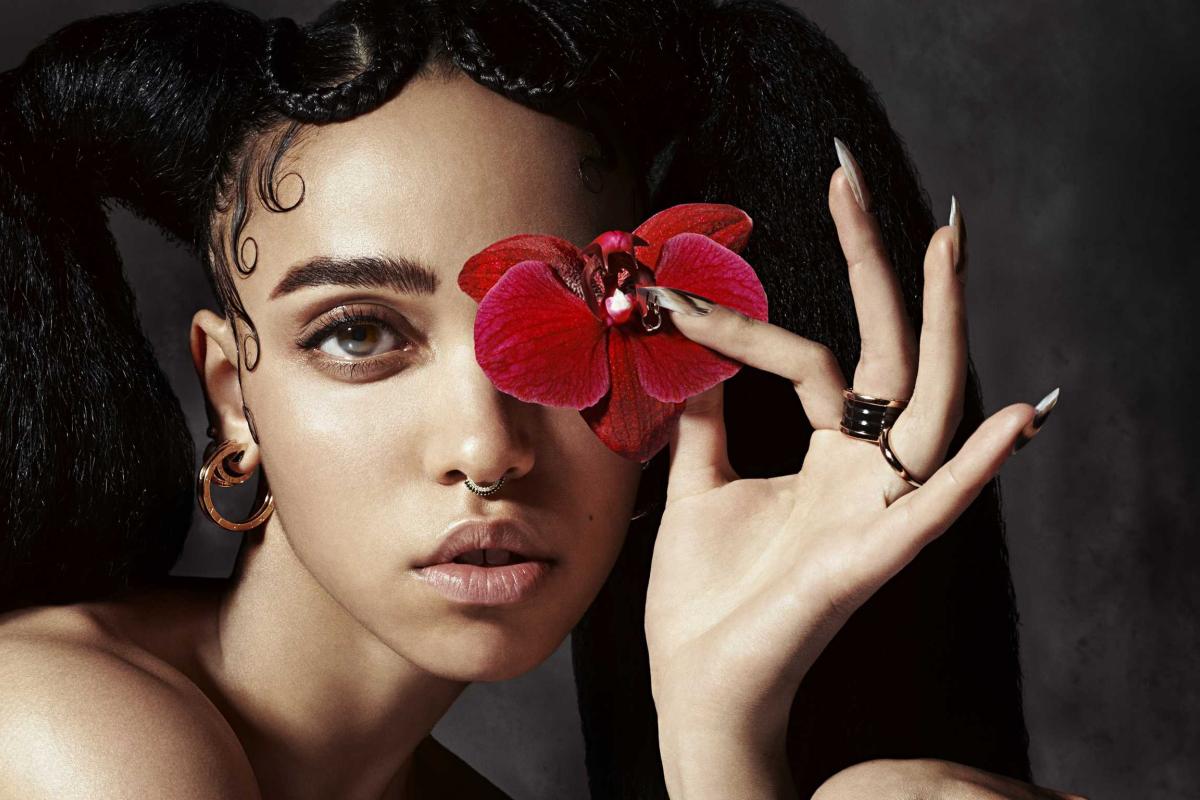 Инопланетная девушка Роберта Паттинсона обнажилась перед камерами Инопланетная девушка Роберта Паттинсона обнажилась перед камерами