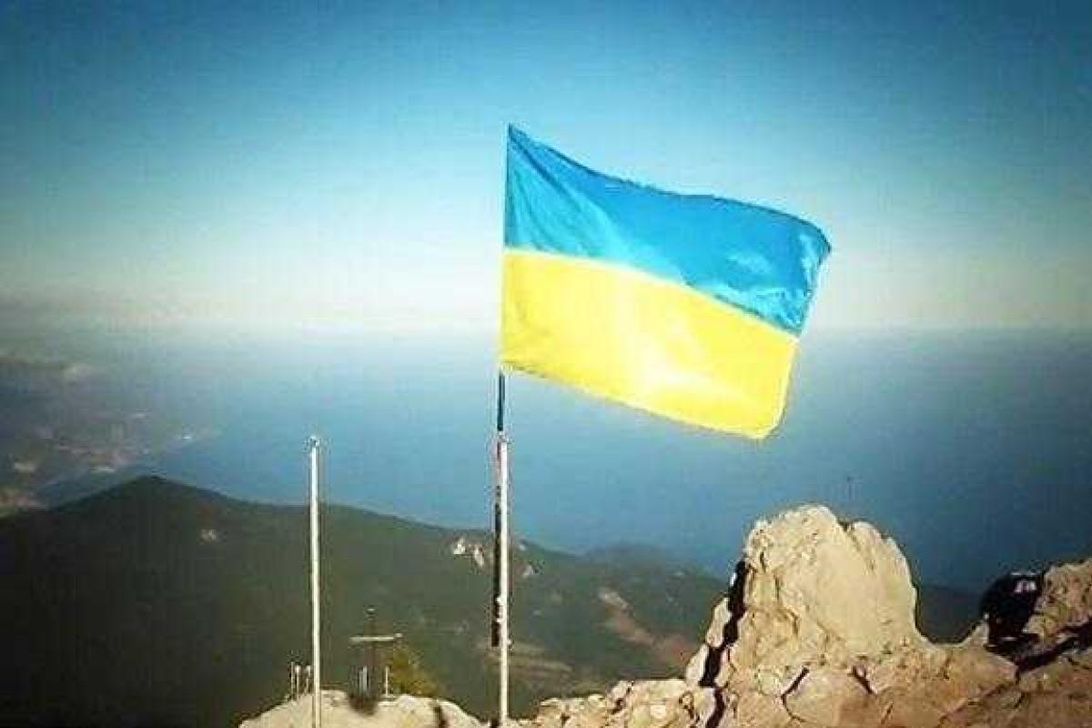 Россиянин установил украинский флаг на самой высокой точке аннексированного Крыма Россиянин установил украинский флаг на самой высокой точке аннексированного Крыма