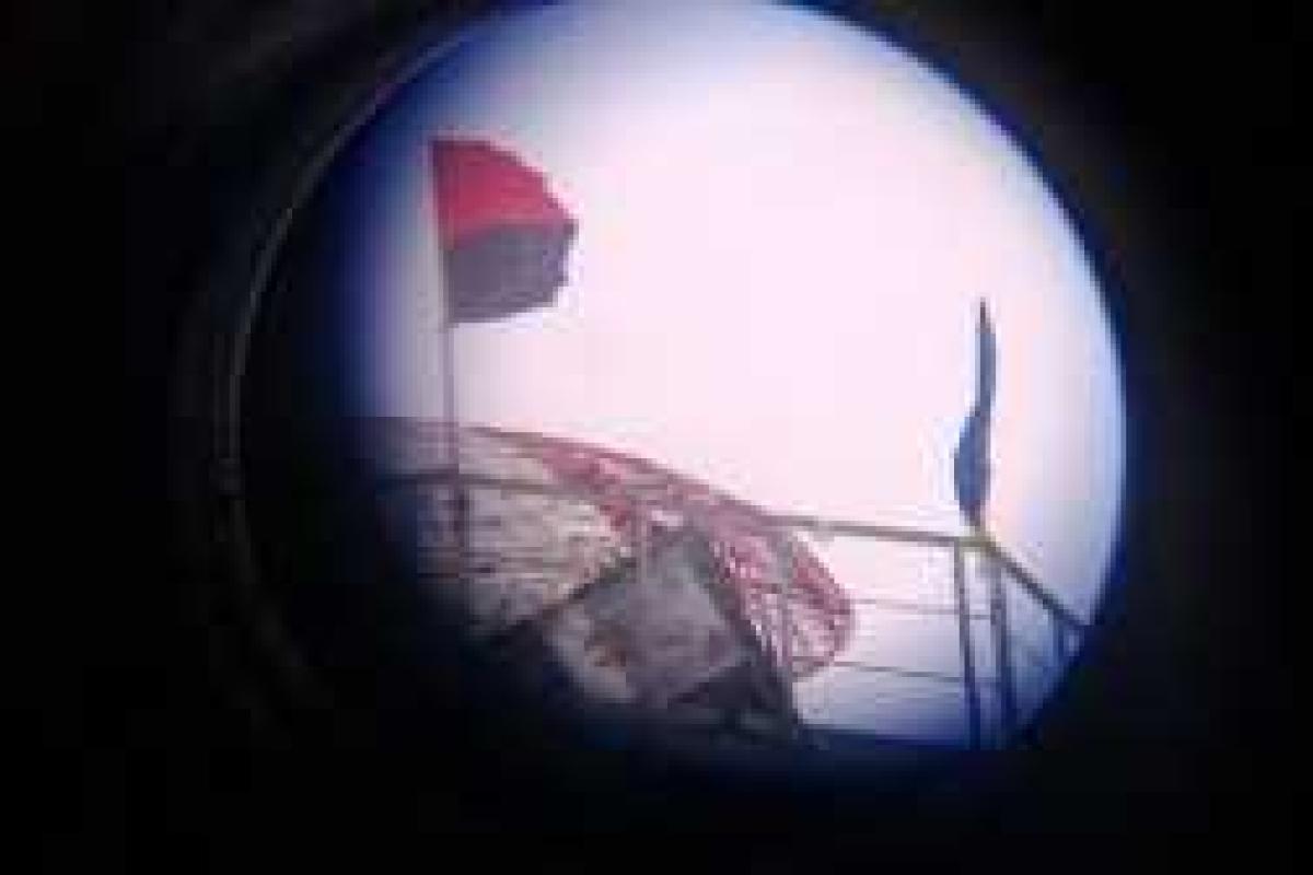 Красно-черный флаг гордо реет на метеостанции аэропорта в Донецке Красно-черный флаг гордо реет на метеостанции аэропорта в Донецке