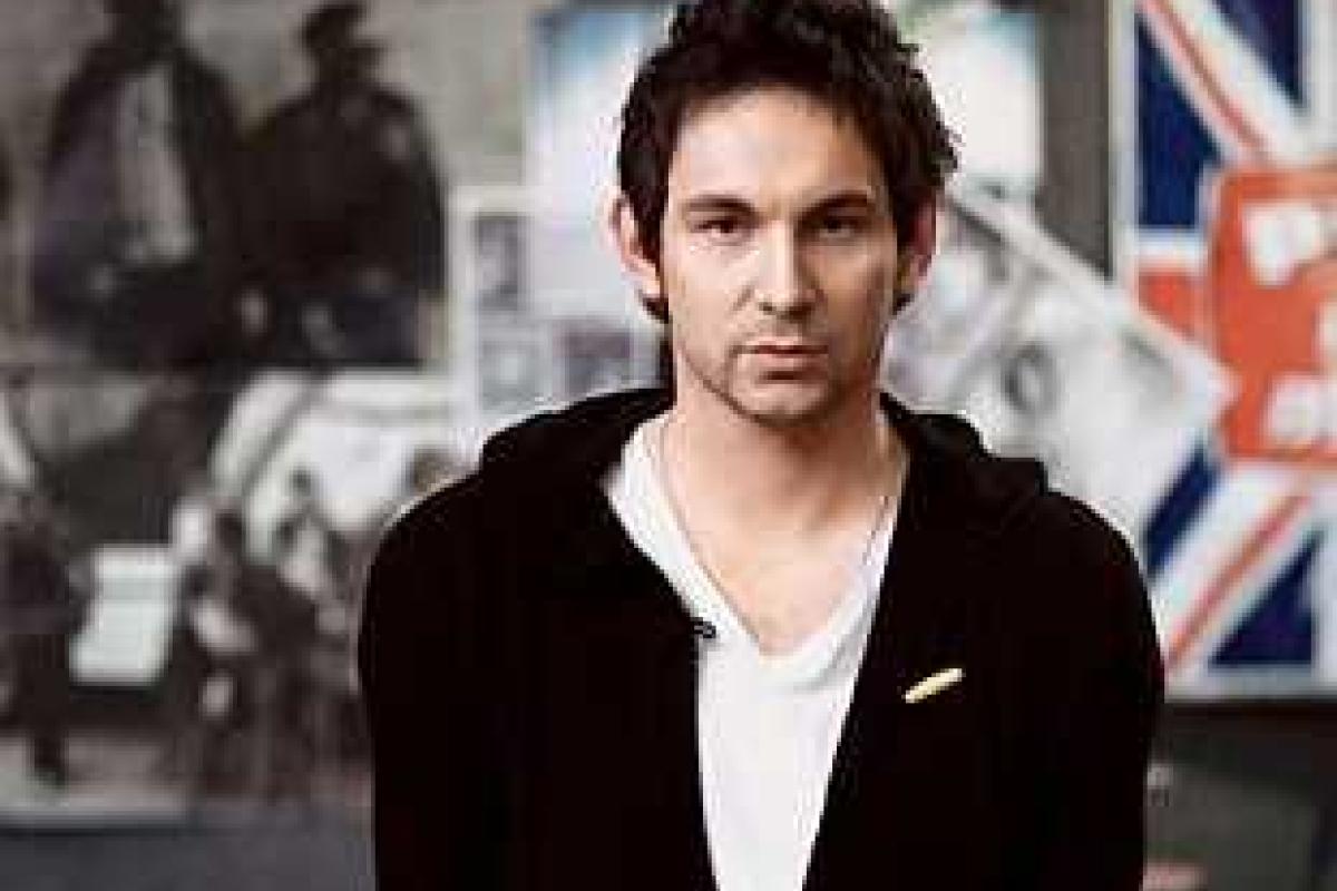 Лидер группы "Друга Ріка" позирует для фото с "убийцей" украинских военных Лидер группы "Друга Ріка" позирует для фото с "убийцей" украинских военных