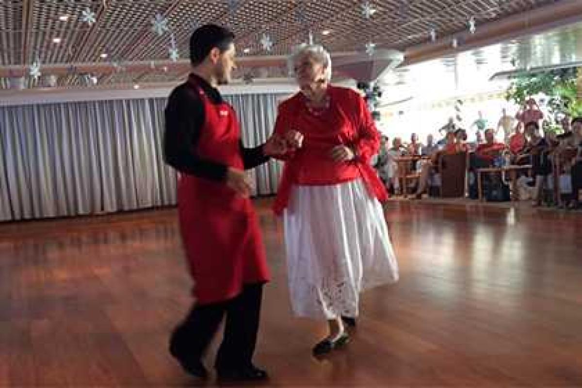 После смерти мужа женщина отправилась в 7-летний круиз После смерти мужа женщина отправилась в 7-летний круиз