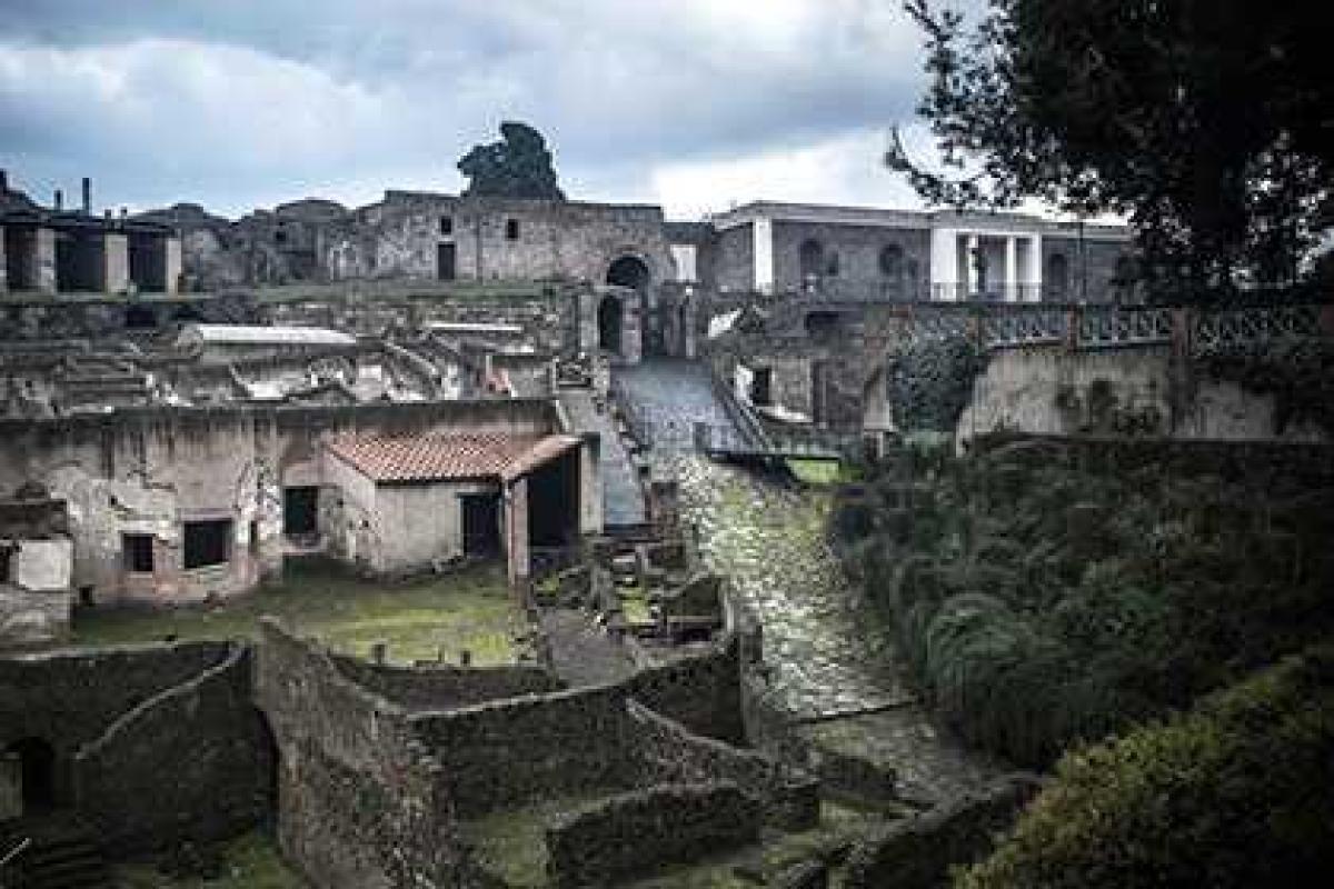 Туристы со всего мира растаскивают Помпеи по кусочкам