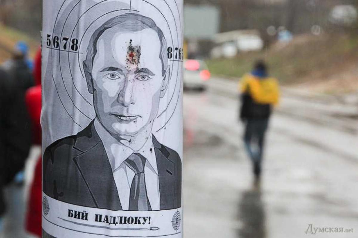 Под здание Генконсульства РФ в Одессе принесли венки, цветы и гроб с портретом Путина