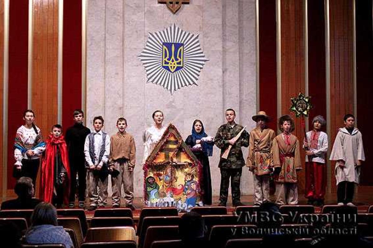 С Рождественским вертепом к правоохранителям Волыни заглянули дети из подшефного лицея