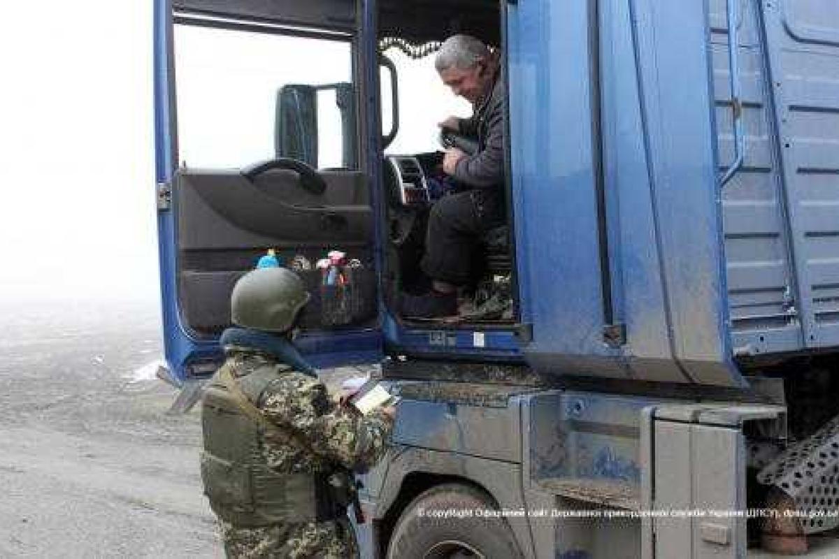 Пограничники продолжают задерживать грузовики, незаконно перевозящие уголь на Донетчине 