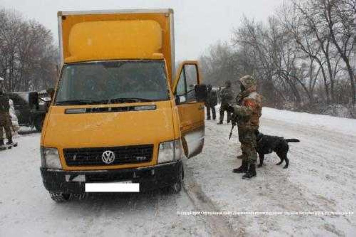 На Донетчине пограничники задержали контрабандную водку и сигареты