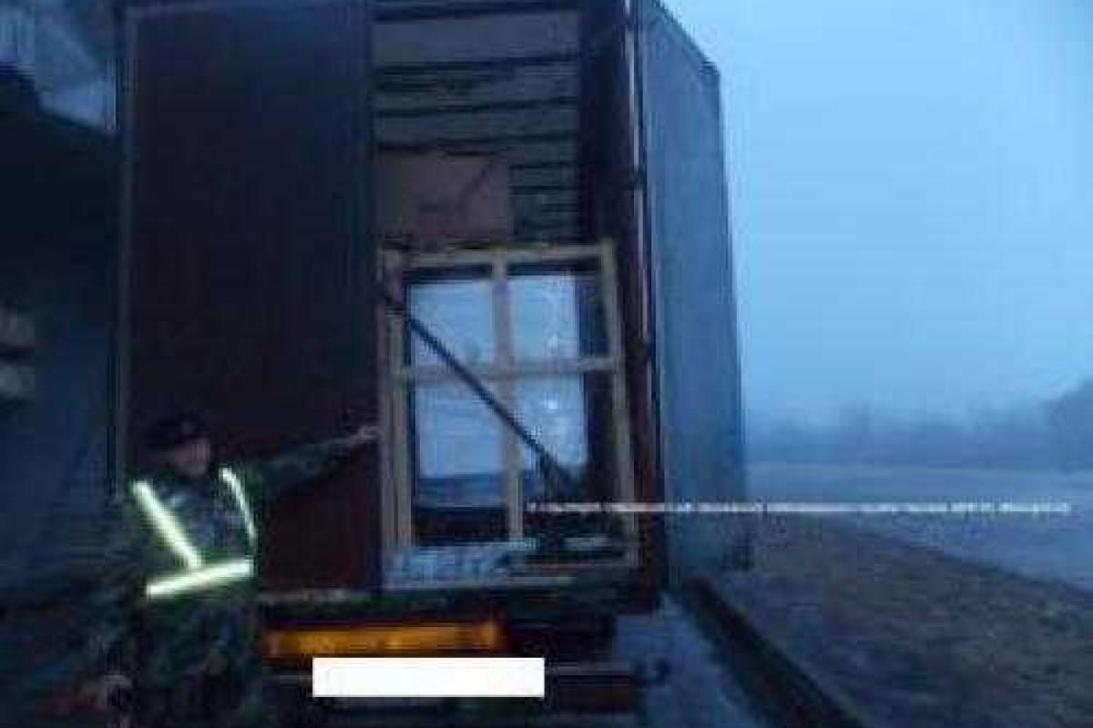Пограничники обнаружили незаконных мигрантов среди упакованных котлов Пограничники обнаружили незаконных мигрантов среди упакованных котлов