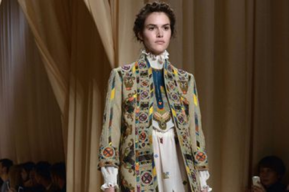 В новой коллекции Valentino блистают украинские мотивы В новой коллекции Valentino блистают украинские мотивы