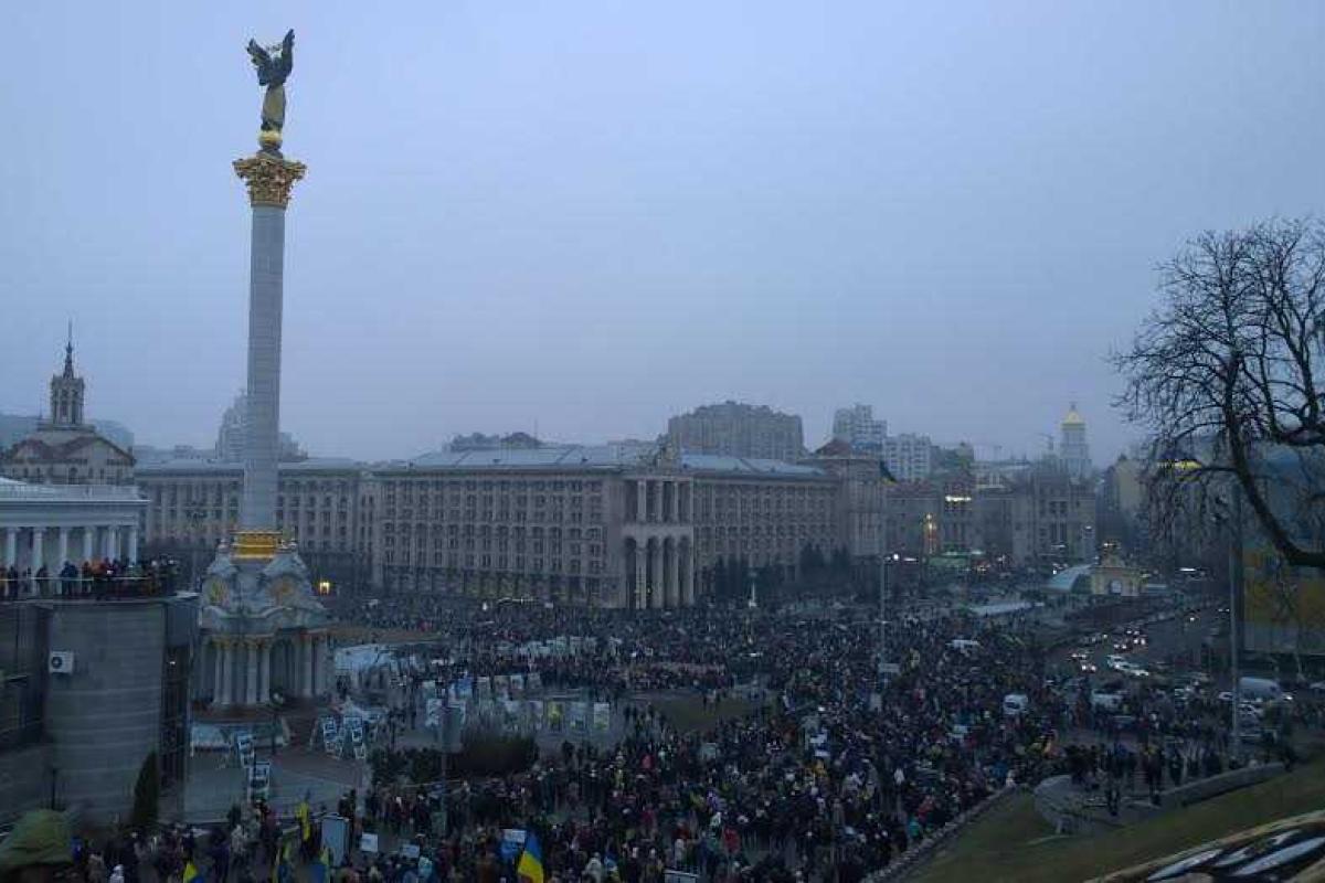 Тысячи украинцев в Киеве почтили память погибших под Волновахой 