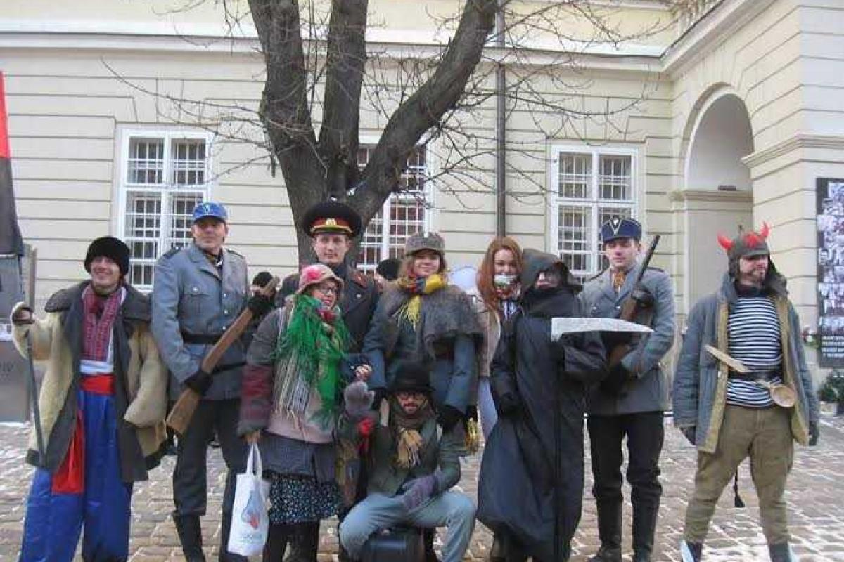 Волонтеры и молодые националисты наколядовали помощь для бойцов АТО Волонтеры и молодые националисты наколядовали помощь для бойцов АТО