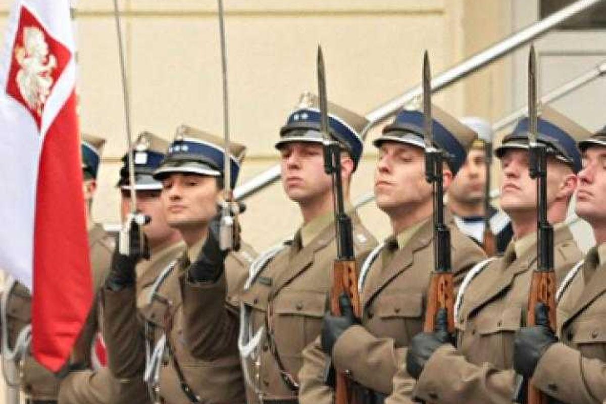 Польша намерена отправить в Украину военных инструкторов Польша намерена отправить в Украину военных инструкторов