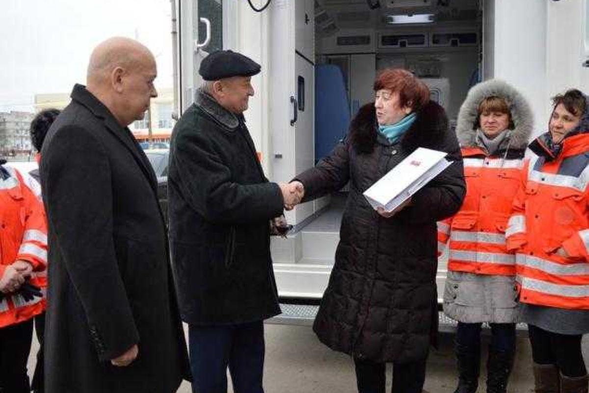 Луганская областная больница получила в подарок реанимобиль Луганская областная больница получила в подарок реанимобиль