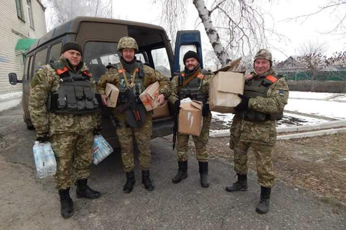Бойцы ВСУ продолжают помогают детям "горячего" Востока Бойцы ВСУ продолжают помогают детям "горячего" Востока