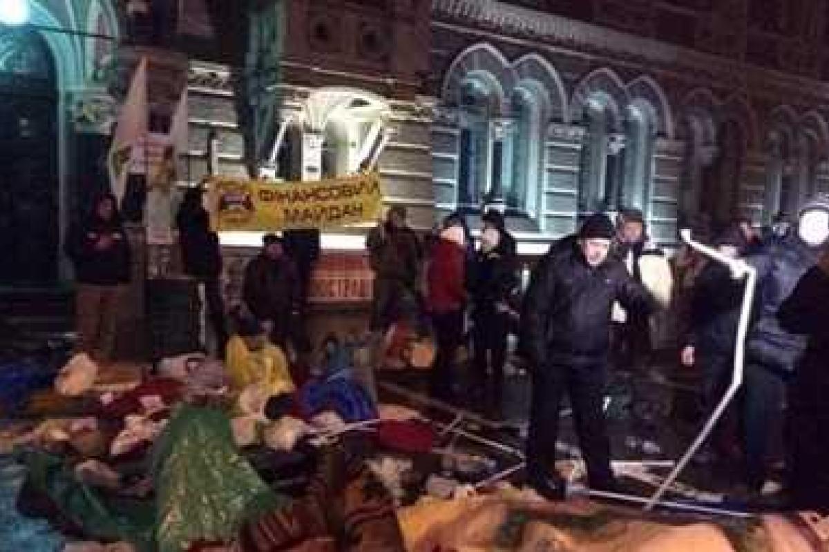 Аваков обещает "по горячим следам" расследовать инцидент под стенами НБУ