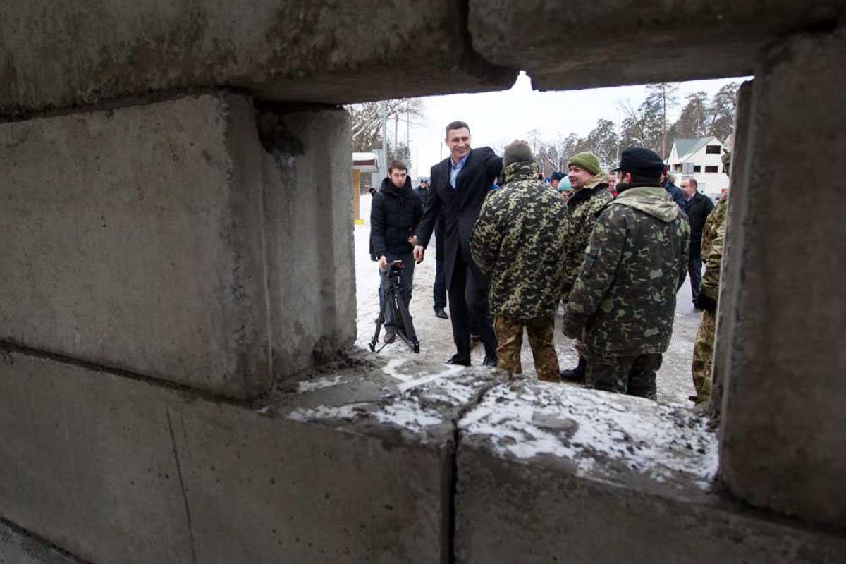 Блокпосты на въезде в Киев помогали возводить столичные предприниматели Блокпосты на въезде в Киев помогали возводить столичные предприниматели