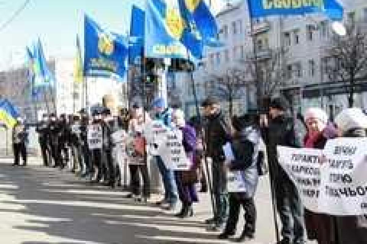 Харьковская "Свобода" пикетировала горсовет: такую власть надо менять, и чем быстрее, тем лучше Харьковская "Свобода" пикетировала горсовет: такую власть надо менять, и чем быстрее, тем лучше