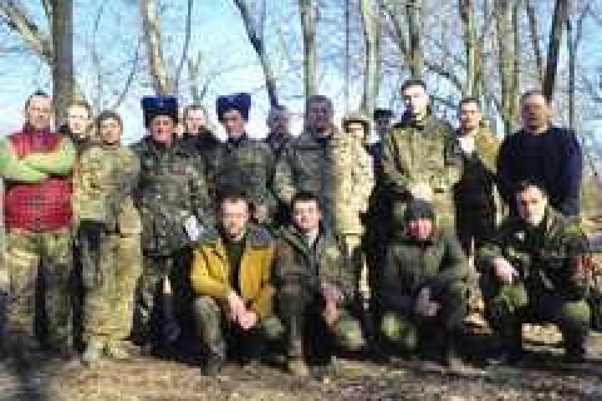 Волонтеры-свободовцы помогают украинским бойцам на передовой Волонтеры-свободовцы помогают украинским бойцам на передовой