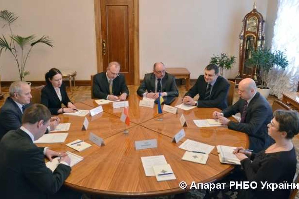 Турчинов провел рабочую встречу с Руководителем Бюро нацбезопасности Польши