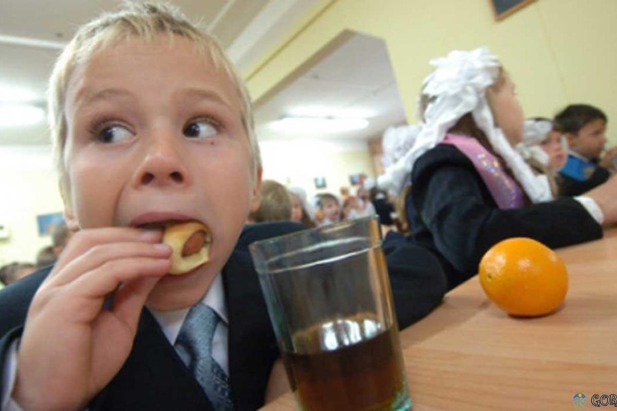 Мэр столицы позавтракал с детьми в школьной столовой Мэр столицы позавтракал с детьми в школьной столовой