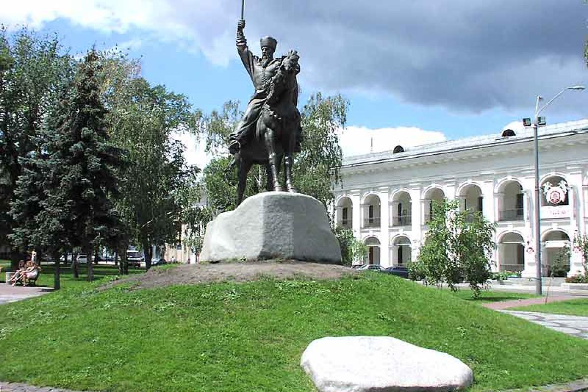 В столичном сквере запланировали реконструкцию фонтана у памятника гетману Сагайдачному В столичном сквере запланировали реконструкцию фонтана у памятника гетману Сагайдачному