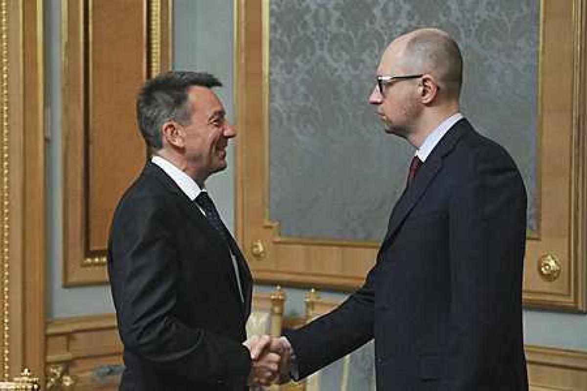 Яценюк: Наша общая задача - оказать гуманитарную помощь тем, кто живет в оккупированных регионах Яценюк: Наша общая задача - оказать гуманитарную помощь тем, кто живет в оккупированных регионах