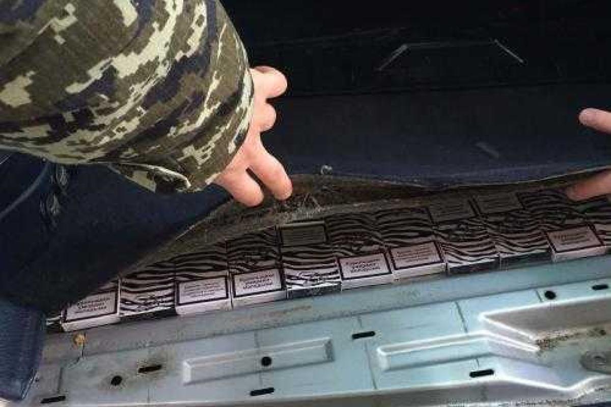 Украинец "заправил" автомобиль контрабандными сигаретами