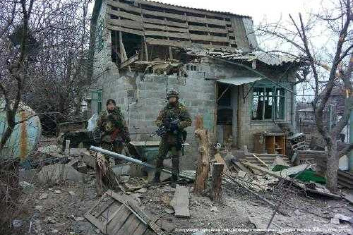 На Донетчине пограничники спасли из-под завалов пожилую женщину