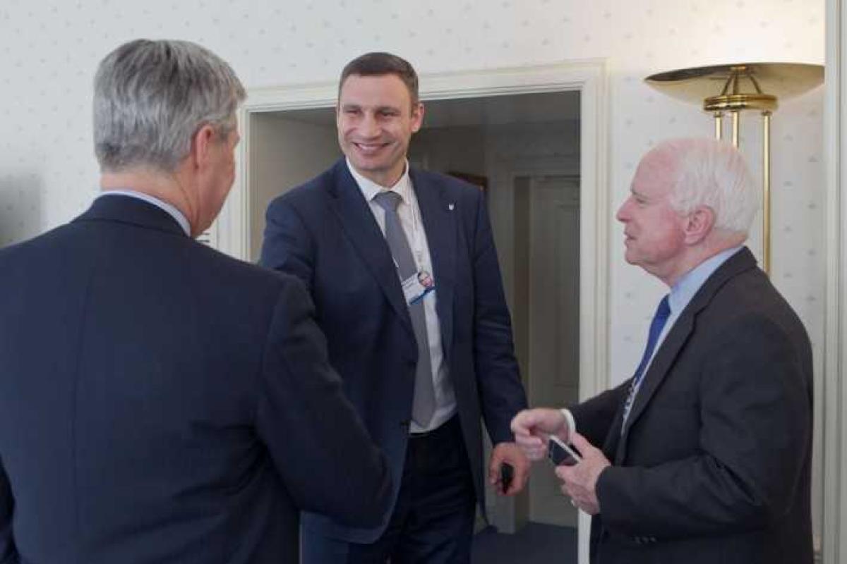 Мы должны построить сильную армию - В.Кличко