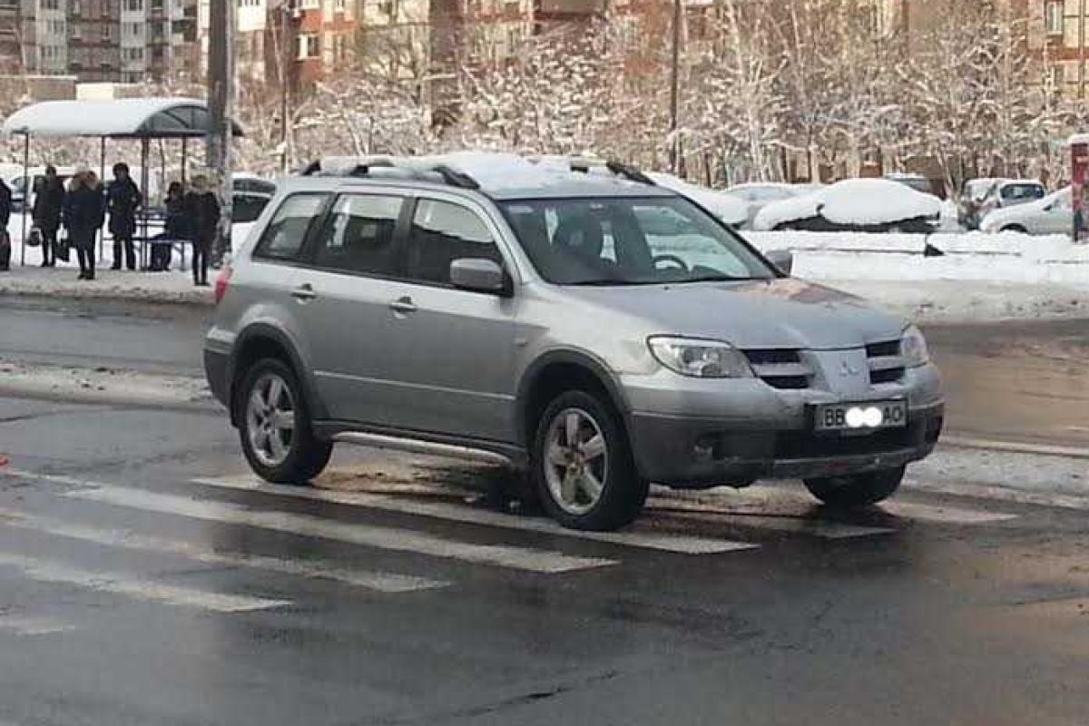 В Киеве иномарка на "зебре" сбила девочку, идущую в школу В Киеве иномарка на "зебре" сбила девочку, идущую в школу