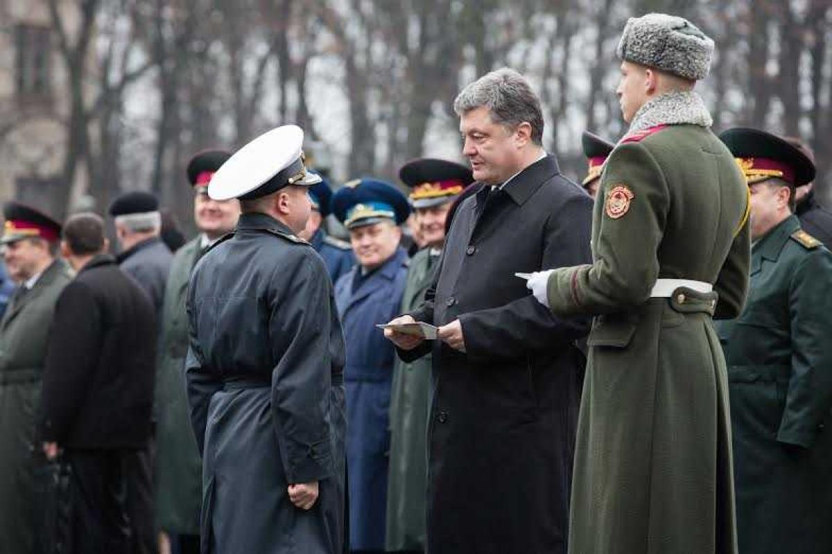 Президент вручил дипломы выпускникам-отличникам Национального университета обороны Президент вручил дипломы выпускникам-отличникам Национального университета обороны