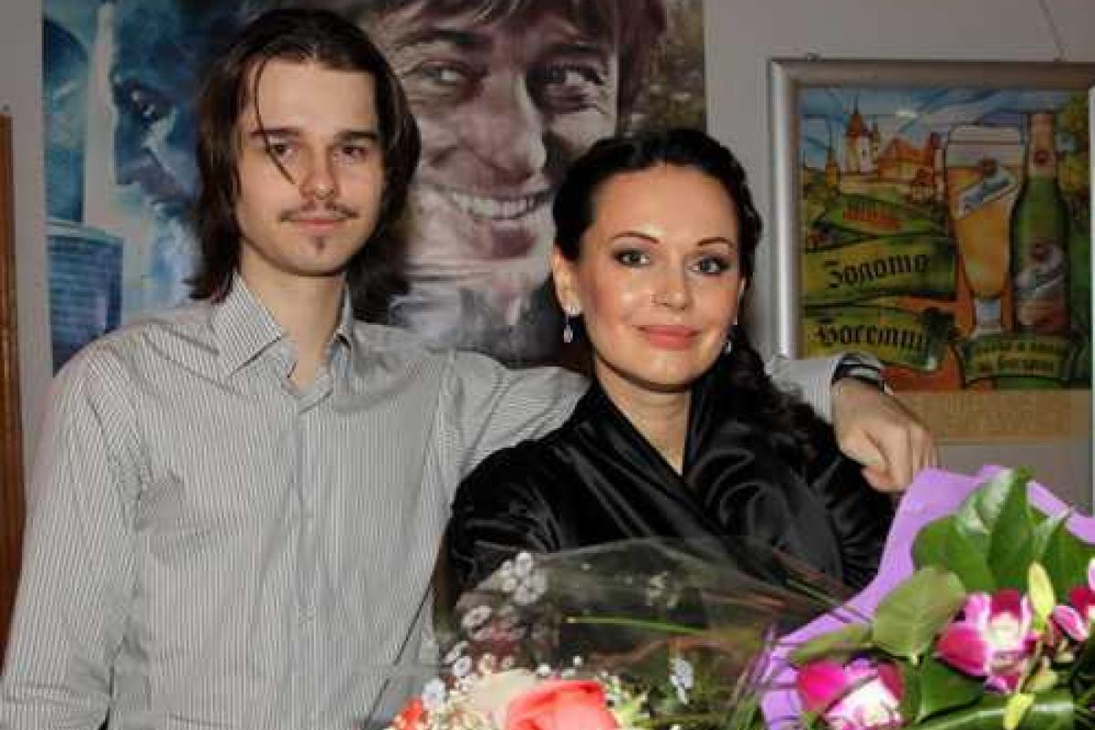 Названа возможная причина смерти сына Игоря Ливанова и Ирины Безруковой Названа возможная причина смерти сына Игоря Ливанова и Ирины Безруковой