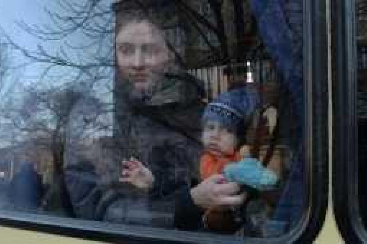 Боевики "ЛНР" не позволяют выезжать переселенцам на "украинскую территорию" Боевики "ЛНР" не позволяют выезжать переселенцам на "украинскую территорию"