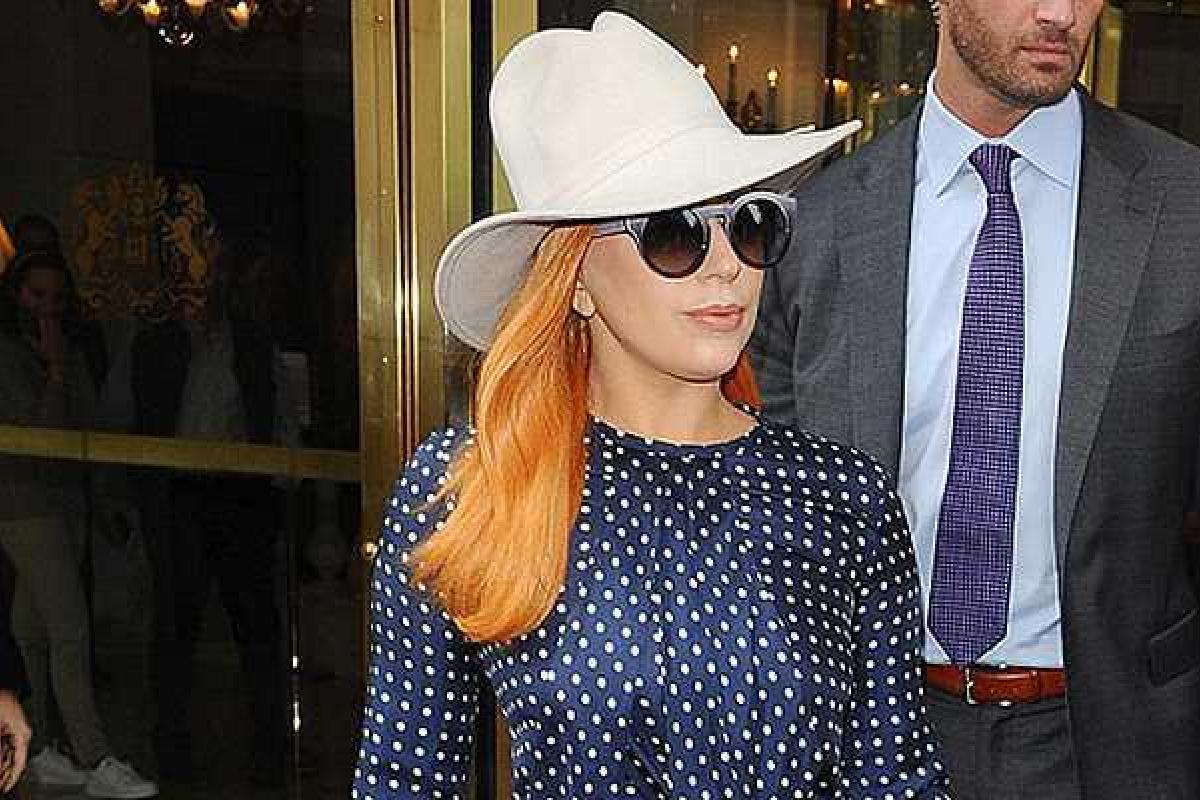 Эпатажная Леди Гага меняет масть вместе с одеждой 