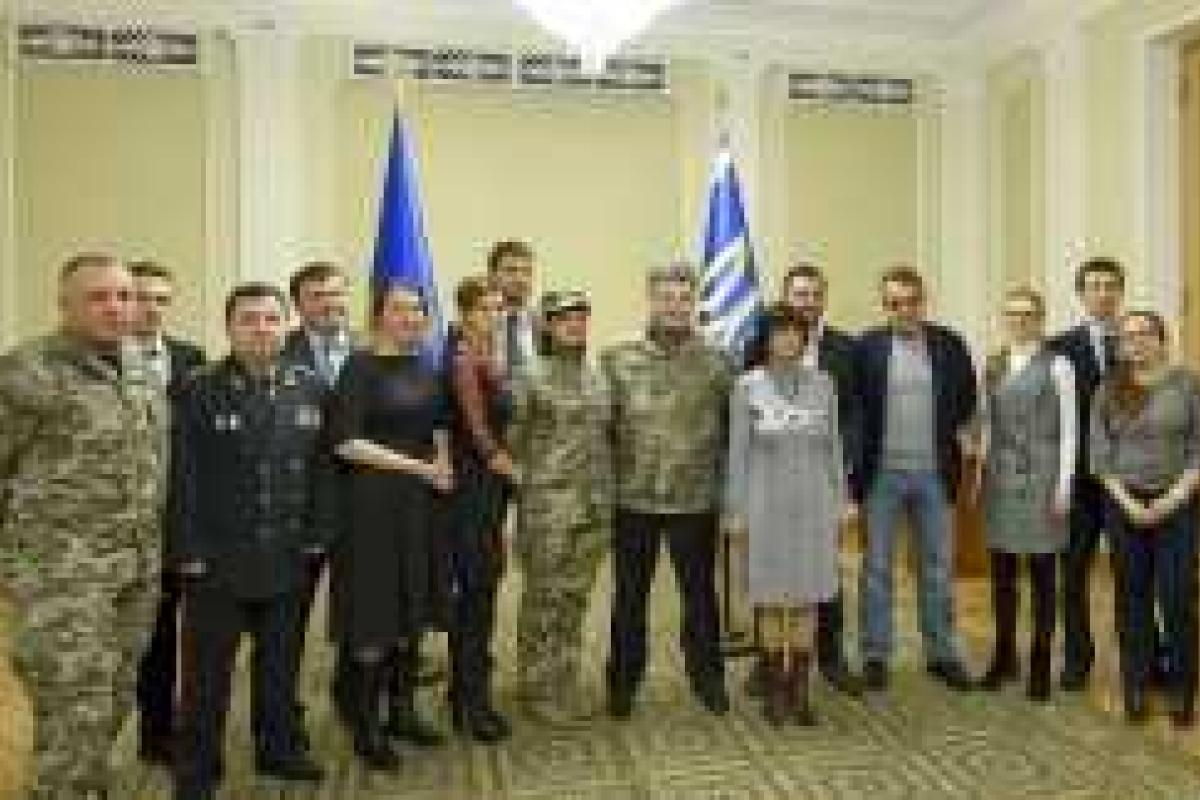 Порошенко провел рабочую встречу с "волонтерским десантом" Порошенко провел рабочую встречу с "волонтерским десантом"