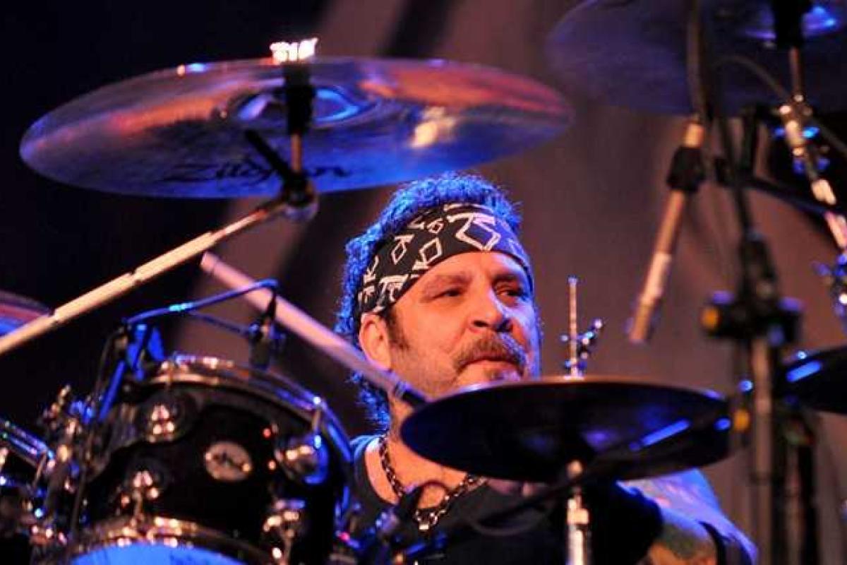 Ушел из жизни барабанщик глэм-метал-группы Twisted Sister Ушел из жизни барабанщик глэм-метал-группы Twisted Sister