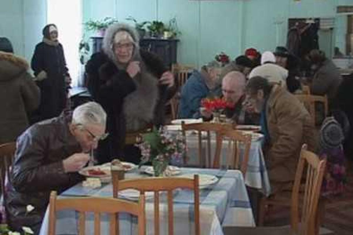 В Луганске продолжают подкармливать одиноких нетрудоспособных граждан