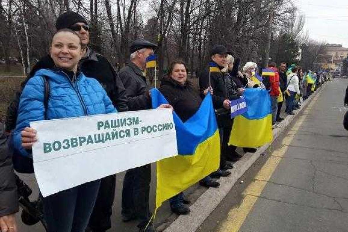 Жители Мариуполя вышли на митинг против агрессии РФ Жители Мариуполя вышли на митинг против агрессии РФ