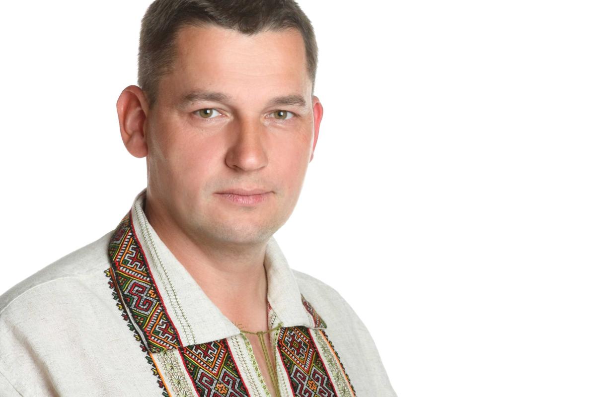 Нардеп передал "киборгам" на передовую внедорожник и форму для бойцов Нардеп передал "киборгам" на передовую внедорожник и форму для бойцов