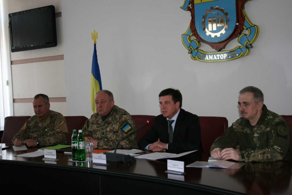 Вице-премьер Геннадий Зубко на Донетчине обсудил строительство фортификационных сооружений