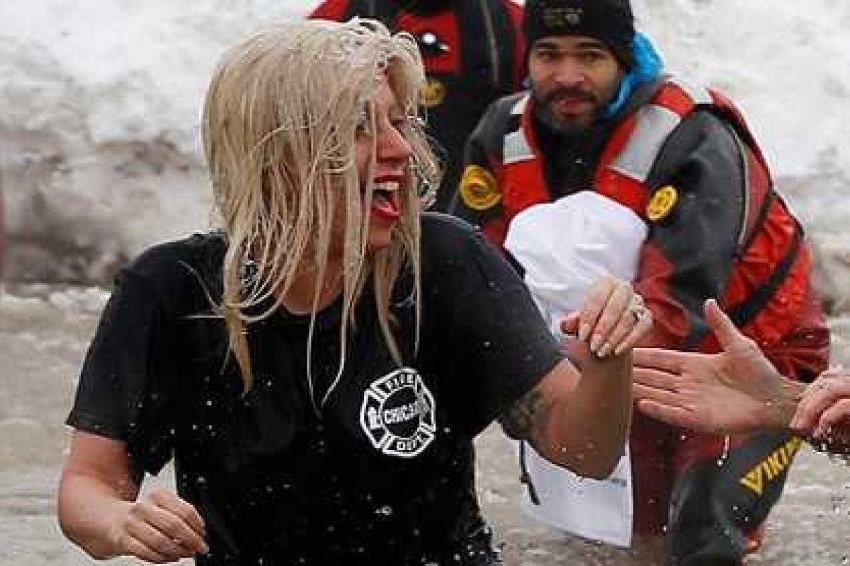 Эпатажная Леди Гага приняла "благотворительную" ледяную ванну