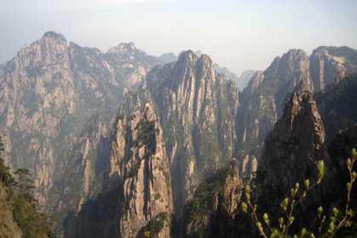 В Китае в пропасть улетел автобус, есть жертвы и пострадавшие