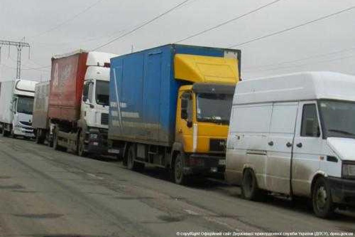 На временно оккупированную территорию пытаются "прошмыгнуть" грузовики с продуктами