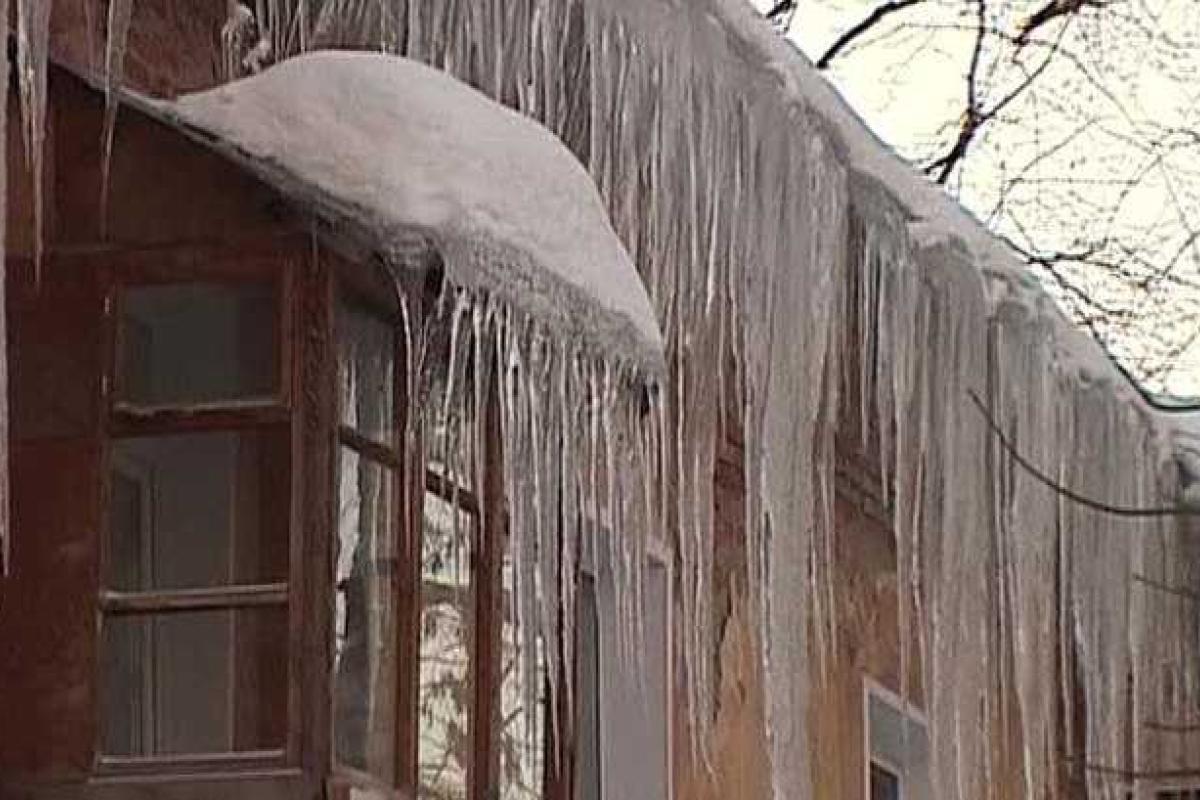 В Москве ледяная глыба уложила на больничную койку мать с младенцем В Москве ледяная глыба уложила на больничную койку мать с младенцем