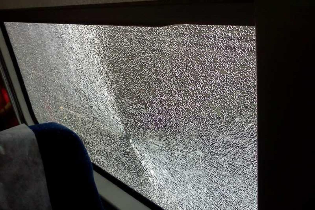 Вандалы продолжают "охоту" на скоростные поезда