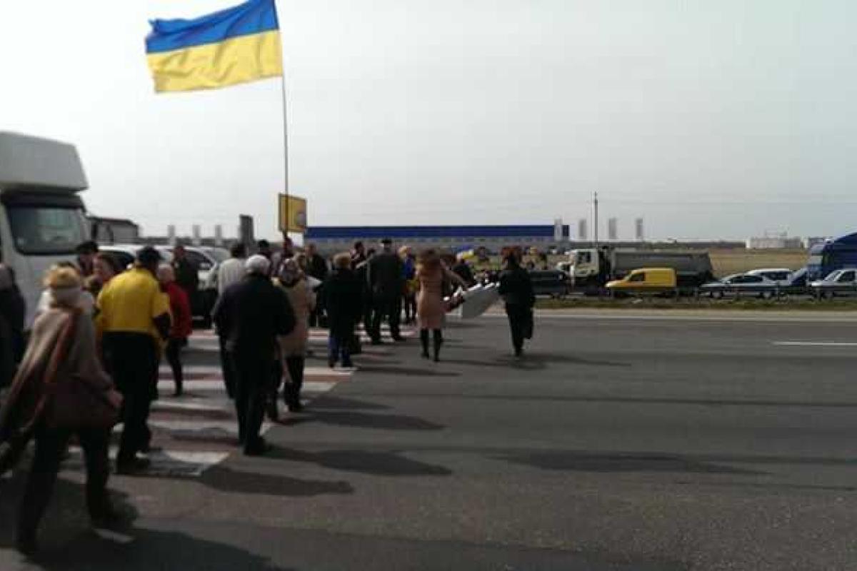 Жители Киевщины перекрыли Кольцевую дорогу в обоих направлениях Жители Киевщины перекрыли Кольцевую дорогу в обоих направлениях