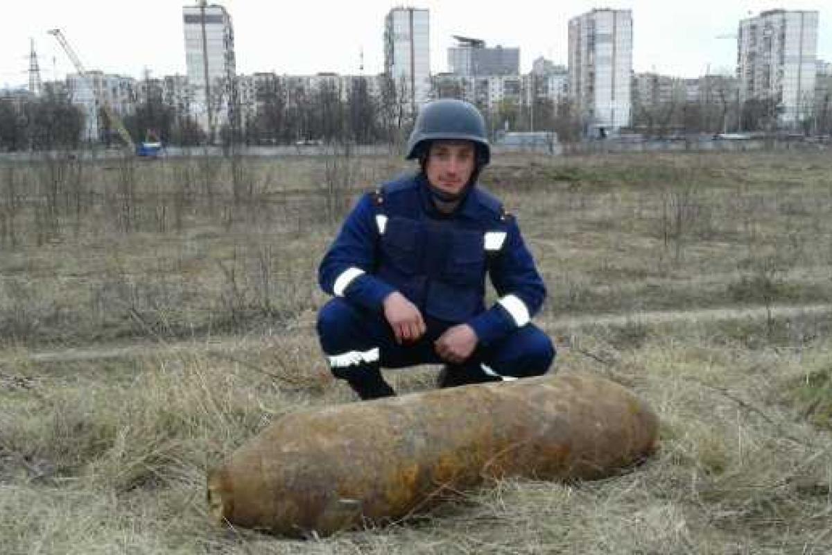 Возле жилых домов в центре Киева "отдыхала" старая авиационная бомба