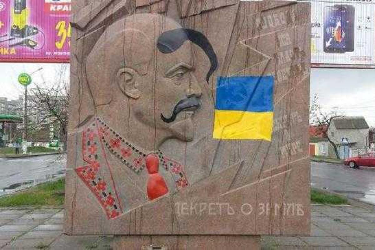 Николаевский Ленин "отрастил" казацкий чуб и усы Николаевский Ленин "отрастил" казацкий чуб и усы