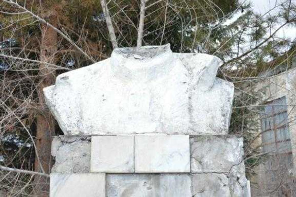 "Ленинопад" оказался заразным - вождь начал "терять голову" и в России