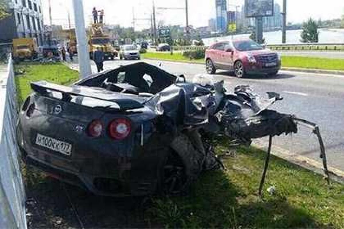 Российский футболист попал в ДТП: автомобиль - в хлам, на спорсмене - ни царапины Российский футболист попал в ДТП: автомобиль - в хлам, на спорсмене - ни царапины